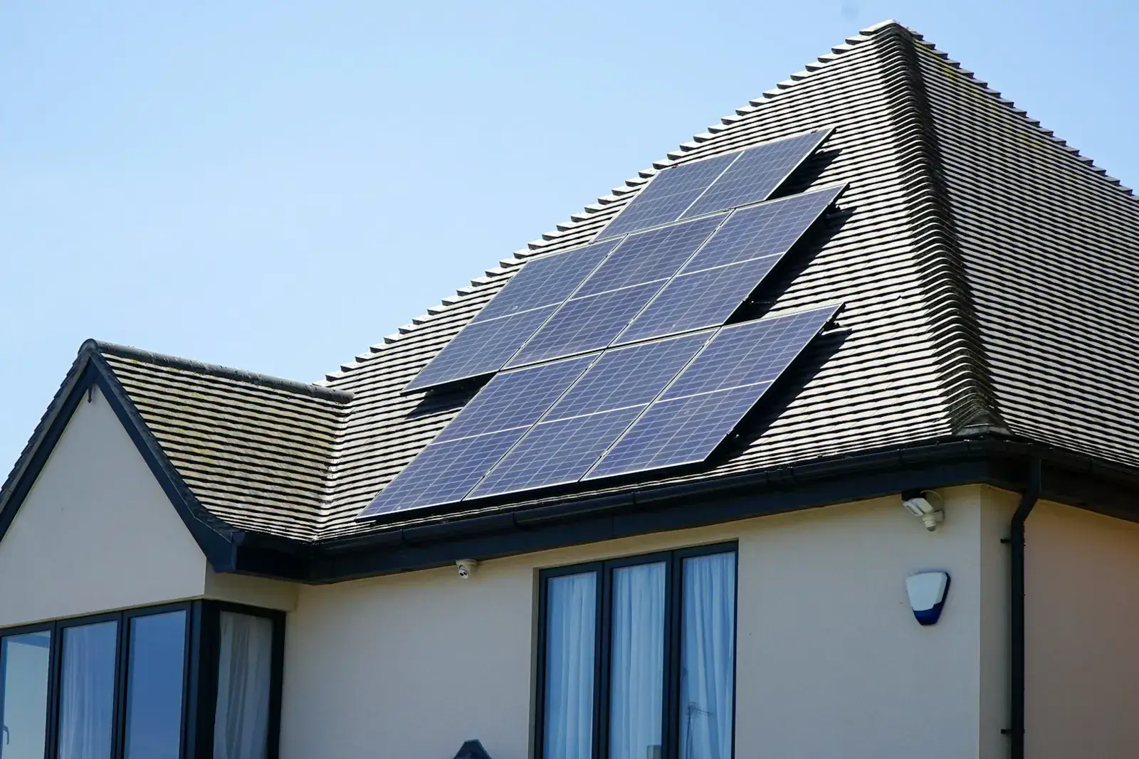 Installation photovoltaïque résidentielle sur toit incliné