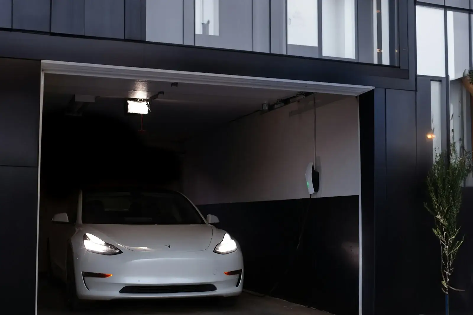 Garatge domèstic amb sistema de càrrega elèctrica