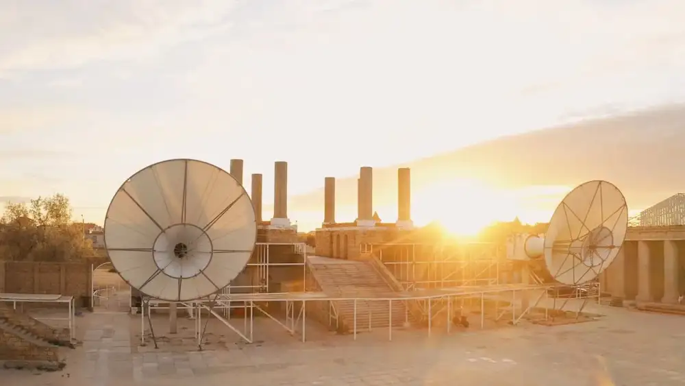 Vista aérea de placas solares en producción