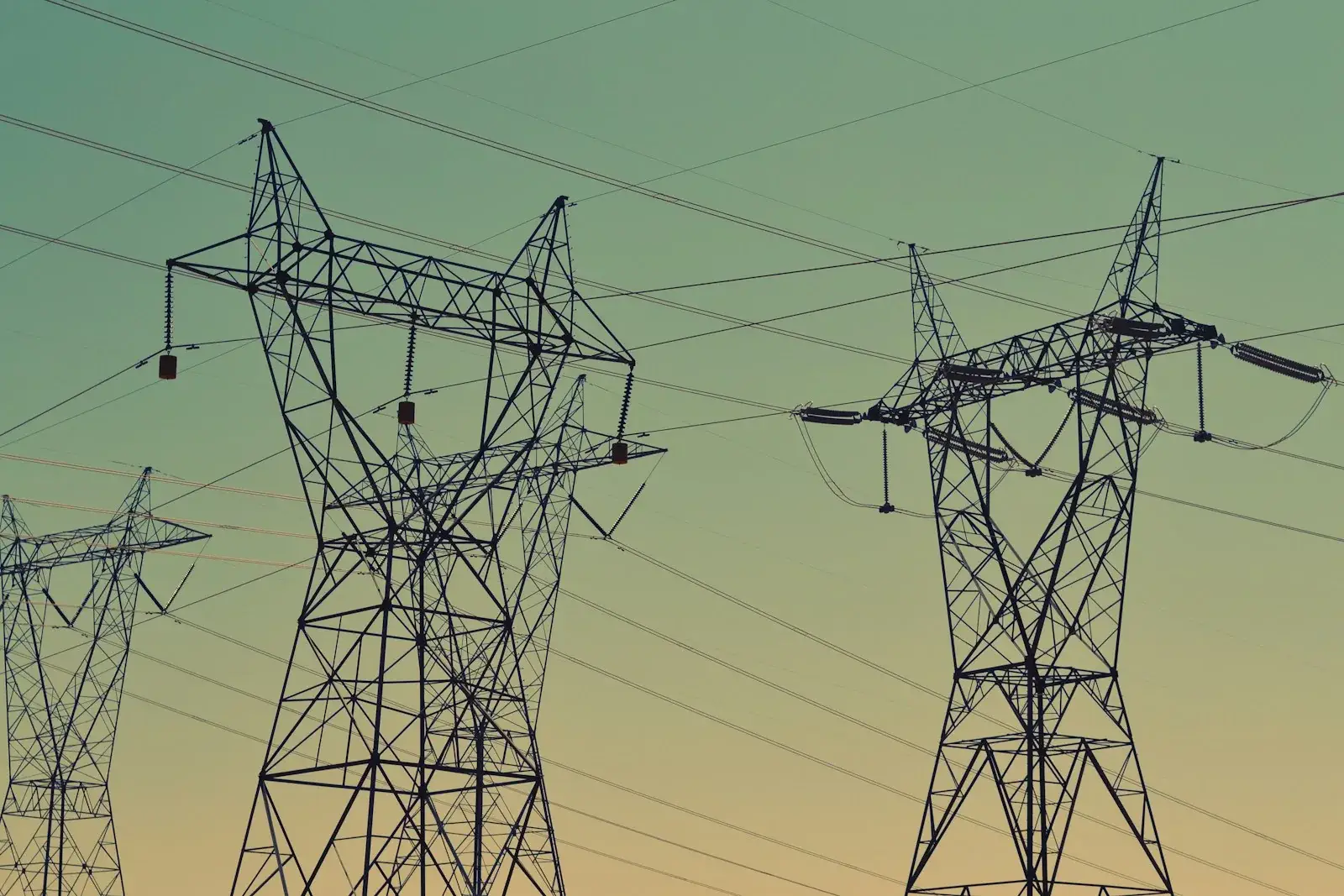 Pylônes électriques haute tension au coucher du soleil