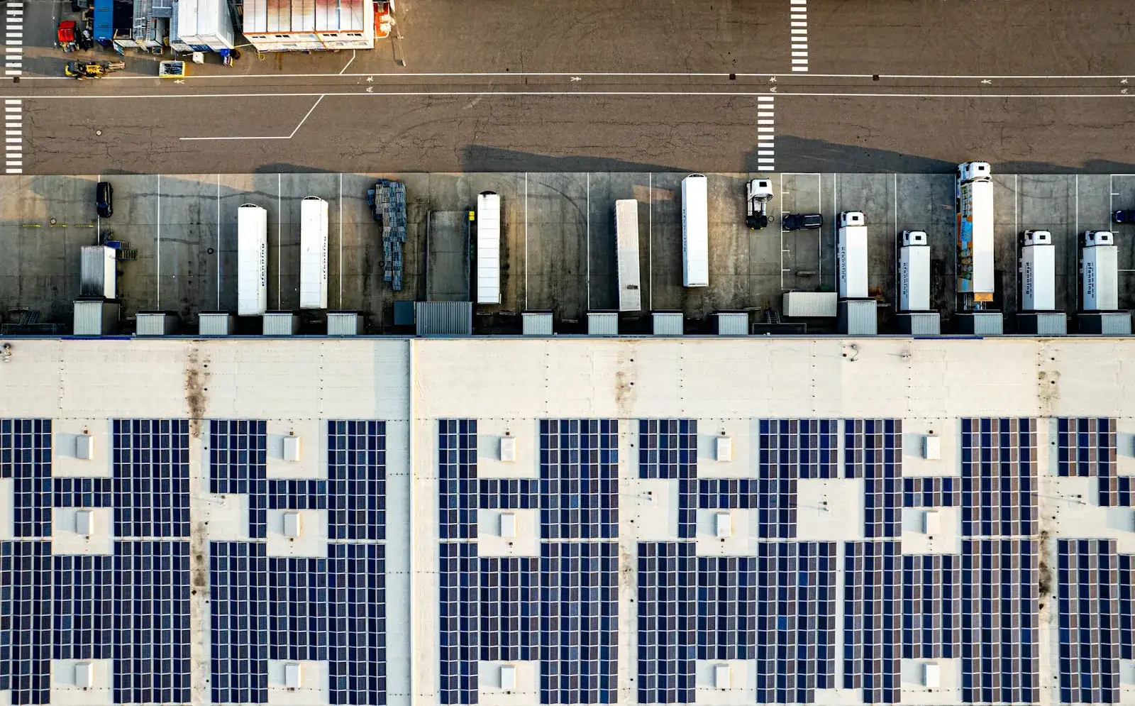 Vue aérienne d'une centrale photovoltaïque industrielle