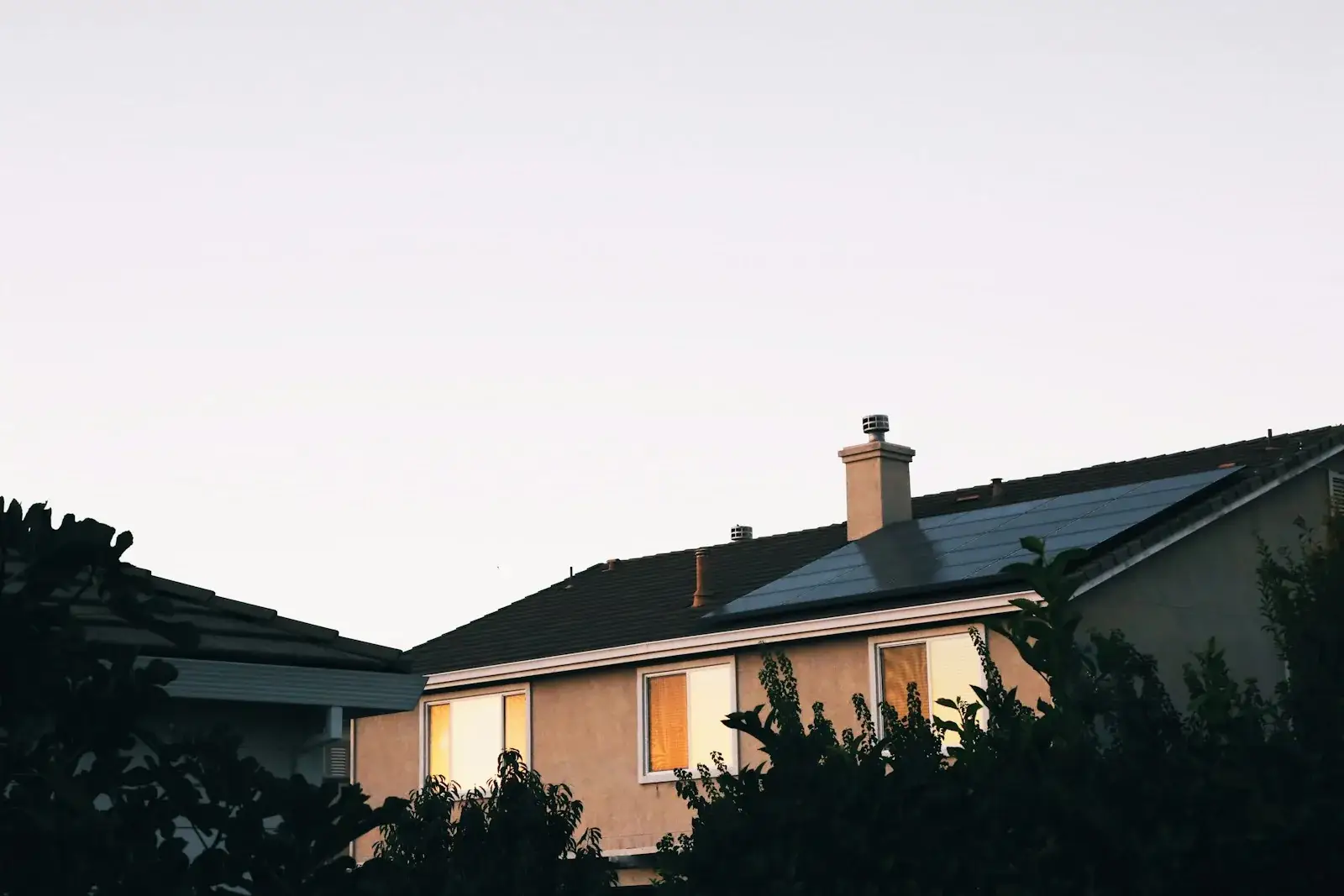 Casa unifamiliar con placas solares en cubierta
