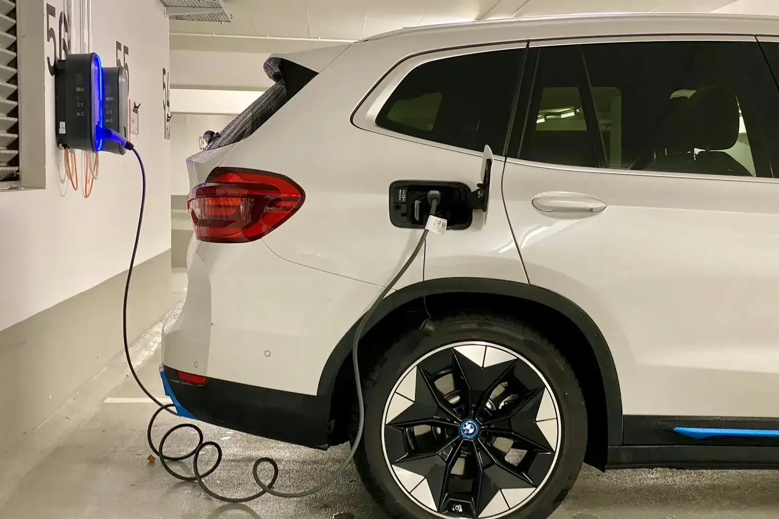 Véhicule électrique connecté à une borne dans une place de garage