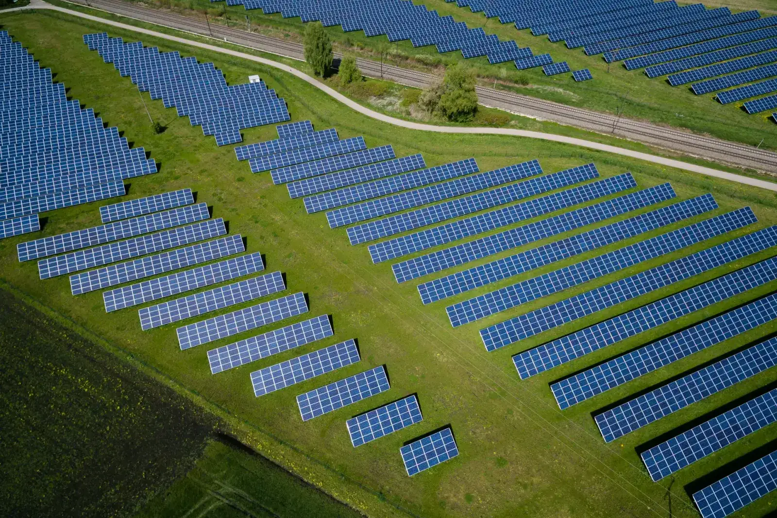 Vista aérea de una instalación fotovoltaica con almacenamiento energético